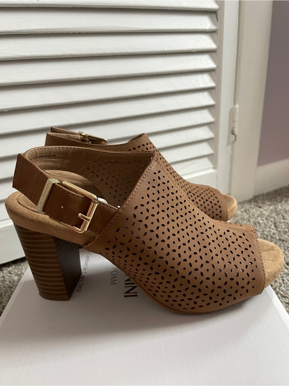 Women’s Open-Toe Perforated Block Heel Sandals - Brown